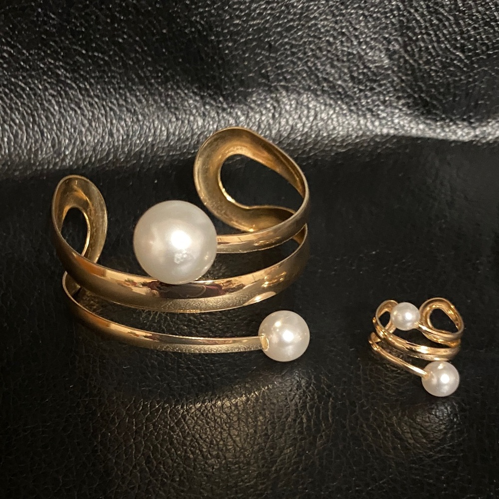 Elegant Gold and Pearl Jewelry Set